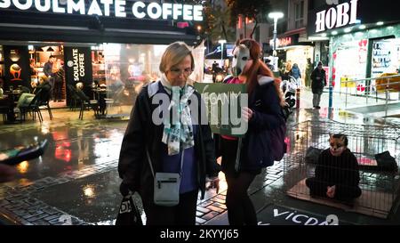 Izmir, Turquie. 02nd décembre 2022. Afalina, un groupe de défense des droits des animaux végétaliens, qui s'est réuni pour être une voix pour la liberté des animaux en captivité, a protesté contre l'esclavage des animaux avec la performance de la cage et a répondu aux questions de la foule curieuse sur le mode de vie des légumes. Crédit: İdil Toffolo/Alay Live News Banque D'Images