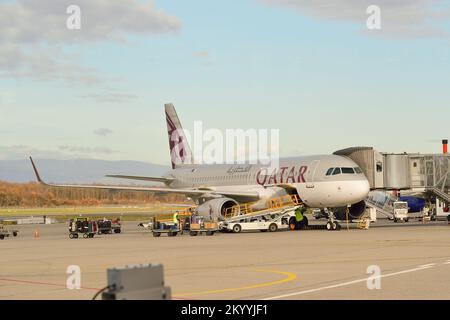 GENÈVE, SUISSE - 19 NOVEMBRE 2015 : vol moderne en avion à l'aéroport de Genève. L'aéroport international de Genève est l'aéroport international de Genève, SWI Banque D'Images