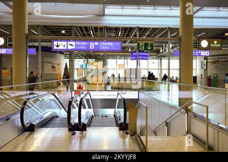 GENÈVE, SUISSE - 19 NOVEMBRE 2015 : intérieur de l'aéroport de Genève. L'aéroport international de Genève est l'aéroport international de Genève, en Suisse. Banque D'Images