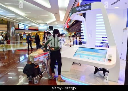 DUBAI, Émirats Arabes Unis - 08 SEPTEMBRE 2015 : bureau d'information de l'aéroport de Dubaï. L'aéroport international de Dubaï est l'aéroport le plus fréquenté du monde par des passants internationaux Banque D'Images