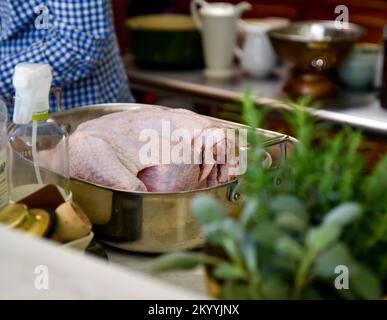 Faites cuire la dinde de Thanksgiving dans une rôtissoire Banque D'Images