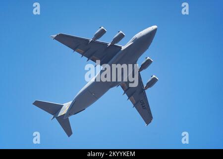 Lac Elsinore, CA, États-Unis - 30 novembre 2022 : une force aérienne des États-Unis C-17 Globemaster III vole au-dessus. Banque D'Images