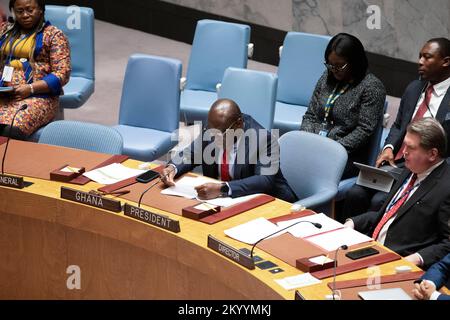 Nations Unies, siège de l'ONU à New York. 30th novembre 2022. Le représentant permanent ghanéen auprès des Nations Unies, Harold Agyeman (L, front), en sa qualité de président du Conseil de sécurité des Nations Unies pour le mois de novembre, a exprimé, au nom des membres du conseil, Leur profonde sympathie pour le gouvernement chinois et le peuple chinois à l'occasion du décès de l'ancien président chinois Jiang Zemin, au siège de l'ONU à New York, le 30 novembre 2022. Les membres du Conseil de sécurité de l'ONU ont observé mercredi une minute de silence à la mémoire de Jiang. Credit: XIE E/Xinhua/Alay Live News Banque D'Images