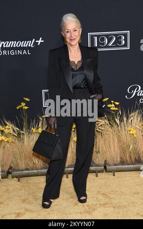 Los Angeles, États-Unis . 02nd décembre 2022. Helen Mirren arrivant à la première de la série Paramount+ de “1923” tenue au Hollywood American Legion Post 43 à Hollywood, CA sur 2 décembre 2022. © OConnor / AFF-USA.com crédit: AFF/Alamy Live News Banque D'Images