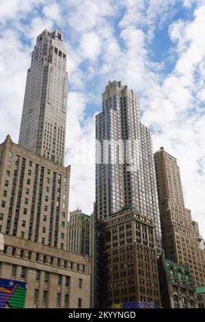 New York City, U.S.A - 31 octobre 2022 - la vue de grands bâtiments avec un beau ciel bleu Banque D'Images