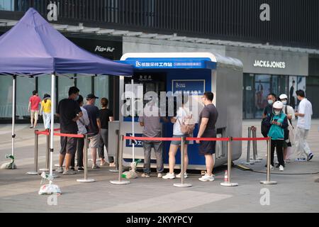 Shanghai,Chine-24 juillet 2022: Les Chinois font la queue pour recevoir le test Covid-19 sur le site de test Banque D'Images