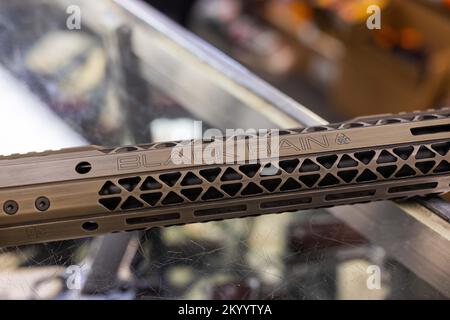 Portland, États-Unis. 02nd décembre 2022. Une carabine et un magazine de style AR-15 « Black Rain Ordnance » sont en vente dans un magasin d'armes à feu de l'Oregon. Alors que les défis et les réponses à l'initiative de sécurité des armes à feu 114 récemment adoptée par l'Oregon se jouent le 2 décembre 2022 à Portland, dans la Cour fédérale de l'Oregon, les magazines de pistolet haute capacité se vendent dans les concessions d'armes à feu. (Photo de John Rudoff/Sipa USA) crédit: SIPA USA/Alay Live News Banque D'Images