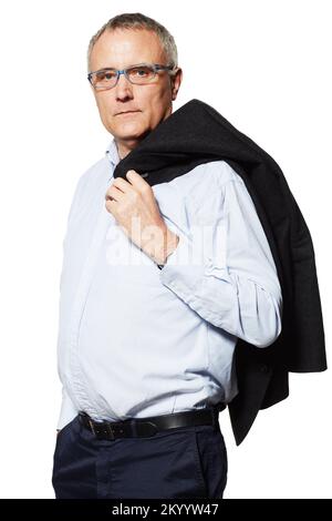 Confiant dans son ancienneté. Portrait studio d'un homme mûr avec sa veste sur son épaule et regardant l'appareil photo. Banque D'Images