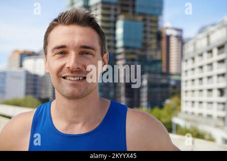 Heureux d'être à l'extérieur. Joyeux jeune homme prêt pour une journée active dans la ville. Banque D'Images