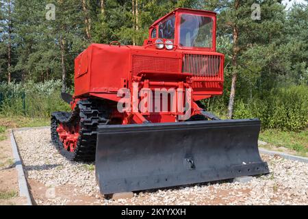 SHARYA, RUSSIE - 07 AOÛT 2022 : TDT-55 - gros plan sur les débardeurs caterpillar. Exposition d'équipements forestiers dans le parc de la ville Banque D'Images