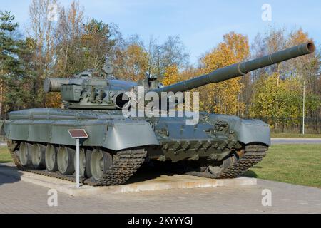 KIROVSK, RUSSIE - 24 OCTOBRE 2022 : char soviétique T-80 le jour ensoleillé d'octobre. Exposition du musée 'percée du siège de Leningrad' Banque D'Images