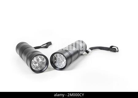 Deux lampes de poche LED noires avec bracelets sur fond blanc Banque D'Images