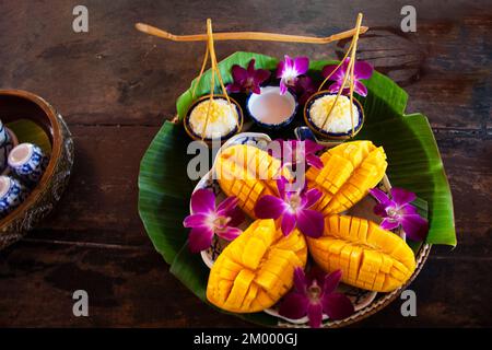 Encas thaïlandais locaux dessert de mangue spécialement cuite et de riz gluant doux et collant servi sur un ustensile rétro temps de thé de style vintage pour le client Banque D'Images