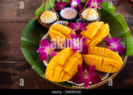 Encas thaïlandais locaux dessert de mangue spécialement cuite et de riz gluant doux et collant servi sur un ustensile rétro temps de thé de style vintage pour le client Banque D'Images