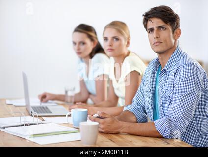Prêt à l'emploi. Trois jeunes entrepreneurs dans leur bureau. Banque D'Images