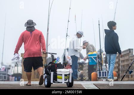 Les pêcheurs de Floride juste après une « ascension » lors d'une matinée très brumeuse à la jetée de pêche de Jacksonville Beach à Jacksonville Beach, Floride. (ÉTATS-UNIS) Banque D'Images