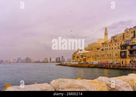 Tel-Aviv, Israël - 29 novembre 2022 : vue au lever du soleil sur l'ancien port de Jaffa, et les gratte-ciel de tel-Aviv, tel-Aviv-Yafo, Israël Banque D'Images