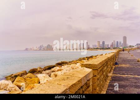 Tel-Aviv, Israël - 29 novembre 2022 : vue au lever du soleil sur la promenade de la côte de Jaffa, et sur les gratte-ciel de tel-Aviv, tel-Aviv-Yafo, Israël Banque D'Images