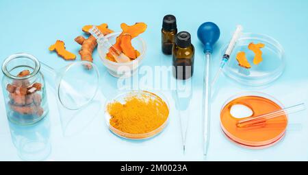 Recherche médicale sur les propriétés de curcuma avec l'aide d'équipements de laboratoire, femme en gants testant la poudre curcuma. Vue de dessus. Banque D'Images