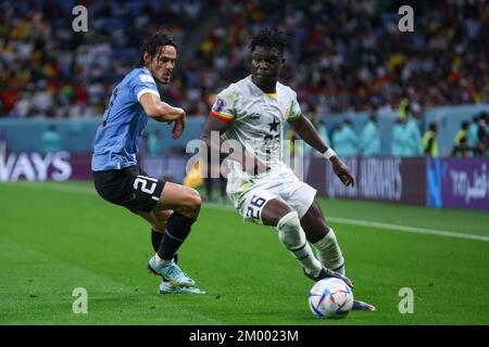 Doha, football, coupe du monde de la FIFA 2022, Ghana. 02nd décembre 2022. Uruguay, dans la photo: Edinson Cavani (URU), Seidu Alidu (GHA) photo: Andrzej Iwanczuk NO USE POLOGNE crédit: SIPA USA/Alay Live News Banque D'Images