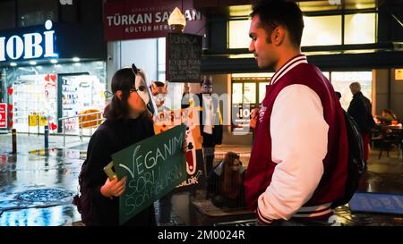 Izmir, Turquie, Turquie. 2nd décembre 2022. Afalina, un groupe de défense des droits des animaux végétaliens, qui s'est réuni pour être une voix pour la liberté des animaux en captivité, a protesté contre l'esclavage des animaux avec la performance de la cage et a répondu aux questions de la foule curieuse sur le mode de vie des légumes. (Credit image: © Dil Toffolo/Pacific Press via ZUMA Press Wire) Banque D'Images