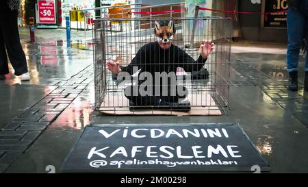 Izmir, Turquie, Turquie. 2nd décembre 2022. Afalina, un groupe de défense des droits des animaux végétaliens, qui s'est réuni pour être une voix pour la liberté des animaux en captivité, a protesté contre l'esclavage des animaux avec la performance de la cage et a répondu aux questions de la foule curieuse sur le mode de vie des légumes. (Credit image: © Dil Toffolo/Pacific Press via ZUMA Press Wire) Banque D'Images