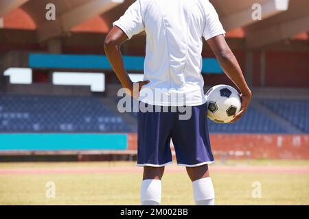 Prêt pour le match. Image courte d'un jeune homme tenant un ballon de football. Banque D'Images