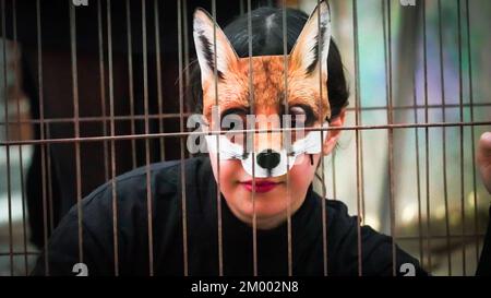 Izmir, Turquie, Turquie. 2nd décembre 2022. Afalina, un groupe de défense des droits des animaux végétaliens, qui s'est réuni pour être une voix pour la liberté des animaux en captivité, a protesté contre l'esclavage des animaux avec la performance de la cage et a répondu aux questions de la foule curieuse sur le mode de vie des légumes. (Credit image: © Dil Toffolo/Pacific Press via ZUMA Press Wire) Banque D'Images