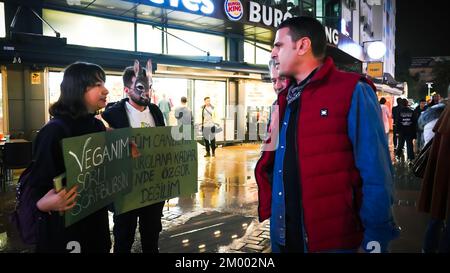 Izmir, Turquie, Turquie. 2nd décembre 2022. Afalina, un groupe de défense des droits des animaux végétaliens, qui s'est réuni pour être une voix pour la liberté des animaux en captivité, a protesté contre l'esclavage des animaux avec la performance de la cage et a répondu aux questions de la foule curieuse sur le mode de vie des légumes. (Credit image: © Dil Toffolo/Pacific Press via ZUMA Press Wire) Banque D'Images