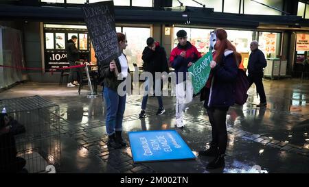 Izmir, Turquie, Turquie. 2nd décembre 2022. Afalina, un groupe de défense des droits des animaux végétaliens, qui s'est réuni pour être une voix pour la liberté des animaux en captivité, a protesté contre l'esclavage des animaux avec la performance de la cage et a répondu aux questions de la foule curieuse sur le mode de vie des légumes. (Credit image: © Dil Toffolo/Pacific Press via ZUMA Press Wire) Banque D'Images