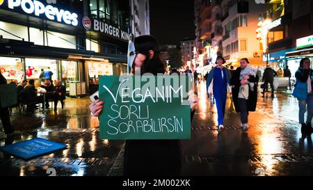 Izmir, Turquie, Turquie. 2nd décembre 2022. Afalina, un groupe de défense des droits des animaux végétaliens, qui s'est réuni pour être une voix pour la liberté des animaux en captivité, a protesté contre l'esclavage des animaux avec la performance de la cage et a répondu aux questions de la foule curieuse sur le mode de vie des légumes. (Credit image: © Dil Toffolo/Pacific Press via ZUMA Press Wire) Banque D'Images
