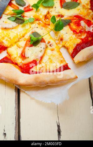 Traditionnel italien pizza Margherita tomate mozzarella et basilic Banque D'Images