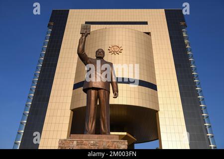 Statue de Sam Nujoma, premier Président de la République de Namibie, devant le Musée de l'indépendance, Windhoek, Namibie, Afrique Banque D'Images