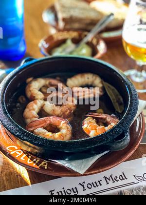 Crevettes frites à l'huile avec ail, tomates, Majorque, Espagne, Europe Banque D'Images