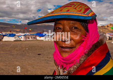 Femme habillée traditionnelle lors du festival des tribus à Gerze, Tibet occidental, Asie Banque D'Images