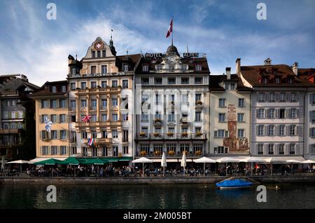 Vue depuis le pont de la chapelle sur la promenade de l'hôtel, Hôtel des Alpes, Vieille ville, Lucerne, Suisse, Europe Banque D'Images