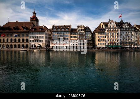 Vue depuis le pont de la chapelle sur la promenade de l'hôtel, Hôtel des Alpes, Vieille ville, Lucerne, Suisse, Europe Banque D'Images