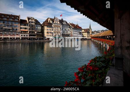 Vue depuis le pont de la chapelle sur la promenade de l'hôtel, Hôtel des Alpes, Vieille ville, Lucerne, Suisse, Europe Banque D'Images