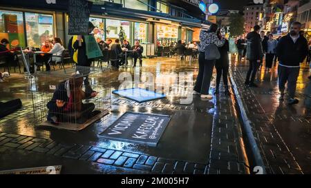Izmir, Turquie, Turquie. 2nd décembre 2022. Afalina, un groupe de défense des droits des animaux végétaliens, qui s'est réuni pour être une voix pour la liberté des animaux en captivité, a protesté contre l'esclavage des animaux avec la performance de la cage et a répondu aux questions de la foule curieuse sur le mode de vie des légumes. (Credit image: © Dil Toffolo/Pacific Press via ZUMA Press Wire) Banque D'Images