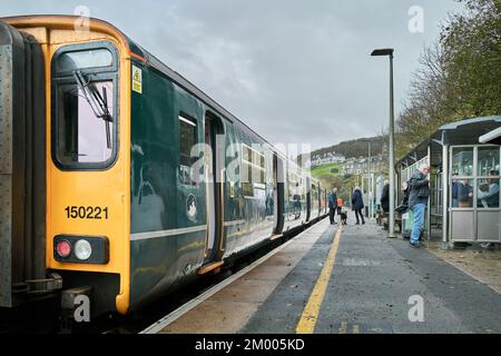 Train et passagers à la gare de St Ives, Cornouailles, Angleterre, un jour d'hiver. Banque D'Images