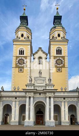 Portail principal avec deux tours de la cathédrale de Bressanone Cathédrale de Brixen Église épiscopale de l'Assomption de la Sainte Vierge Marie et de la Sainte-Marie Entrée Cassien Banque D'Images