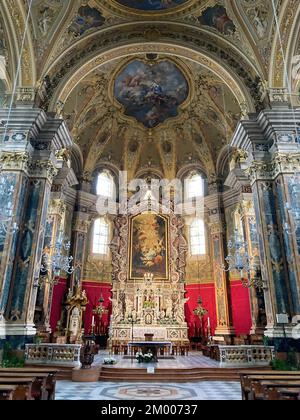 Vue de l'intérieur de la nef centrale au-dessus du plafond fresque sur l'abside avec autel de la cathédrale de Bressanone Église épiscopale de l'Assomption de Bressanone Banque D'Images