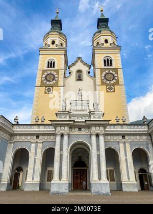 Portail principal avec deux tours de la cathédrale de Bressanone Cathédrale de Brixen Église épiscopale de l'Assomption de la Sainte Vierge Marie et de la Sainte-Marie Entrée Cassien Banque D'Images