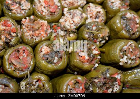 Pile de poivrons farcis mahshi égyptien et rempli de riz blanc, oignon, persil, aneth et coriandre, foyer sélectif de l'égyptien arabe Banque D'Images