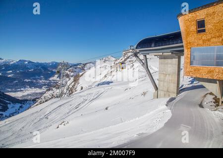 La nouvelle petite télécabine se trouve juste en face de la station supérieure, domaine skiable de Nebelhorn, Oberstdorf, Oberallgäu Banque D'Images