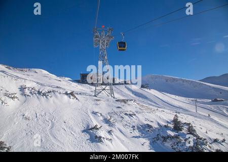 La nouvelle petite télécabine se trouve juste en face de la station supérieure, domaine skiable de Nebelhorn, Oberstdorf, Oberallgäu Banque D'Images