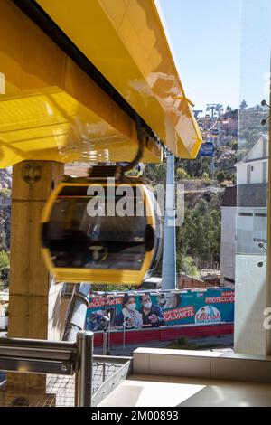 Station de télécabine, ligne jaune, mi Teleferico, la Paz, Bolivie, Amérique du Sud Banque D'Images