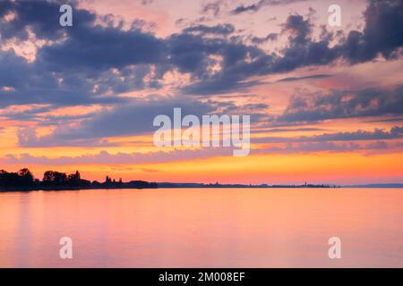 Église et port de Romanshorn dans la lumière du soir, vue d'Arbon sur le lac de Constance Banque D'Images