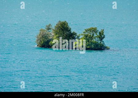 Petite île de ciboulette dans les eaux turquoise du lac Walen, canton St. Gallen, Suisse, Europe Banque D'Images