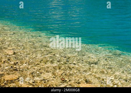 Jeu fascinant de couleurs et de formes de l'eau claire du lac Walen au bord de la rive, St. Gallen, Suisse, Europe Banque D'Images